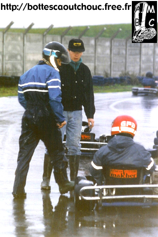 Wearing rubber boots for karting, in Seine & Marne.