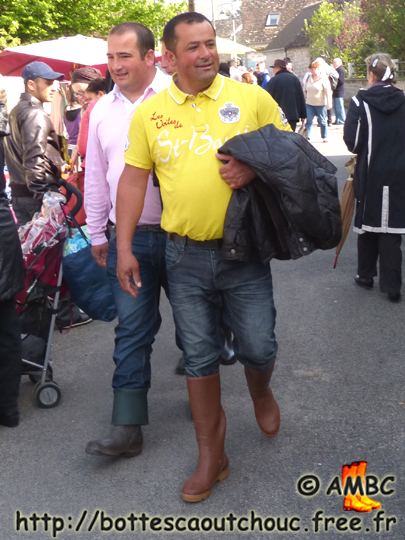 2 proud brothers in wellies. Gummistiefel, botas de gomma, rubber laarzen, stivali di gomma, wellies, bottes caoutchouc, May 2013.