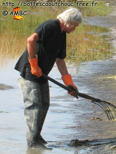 Waders & rubber gloves. Gummistiefel, botas de gomma, rubber laarzen, stivali di gomma, waders, cuissardes caoutchouc, July 2003.