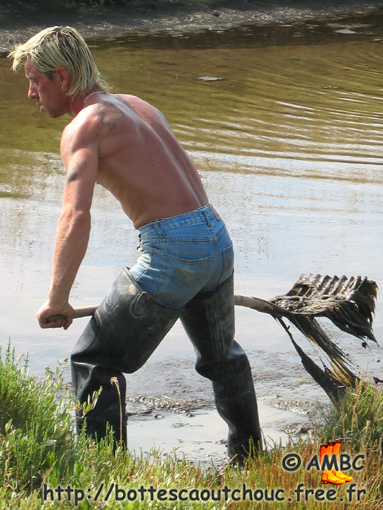 Muscles & waders. Gummistiefel, botas de gomma, rubber laarzen, stivali di gomma, waders, cuissardes caoutchouc, July 2003.