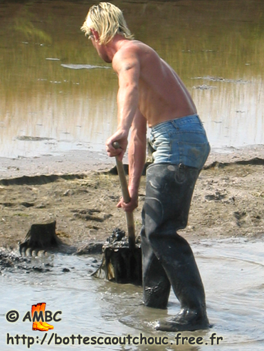 Muscles. Gummistiefel, botas de gomma, rubber laarzen, stivali di gomma, waders, cuissardes caoutchouc, July 2003.