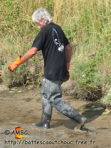 Waders in the mud. Gummistiefel, botas de gomma, rubber laarzen, stivali di gomma, waders, cuissardes caoutchouc, July 2003.