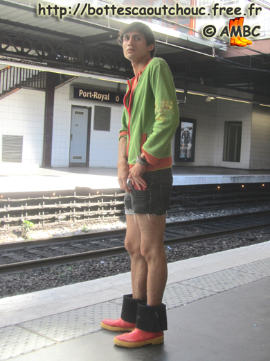 BEAU BOTTEUX DANS LE METRO