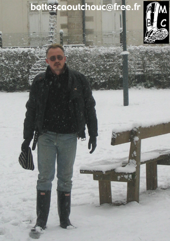 Wearing US wellies in Dammarie les Lys. Gummistiefel, rubber boots, bottes caoutchouc.