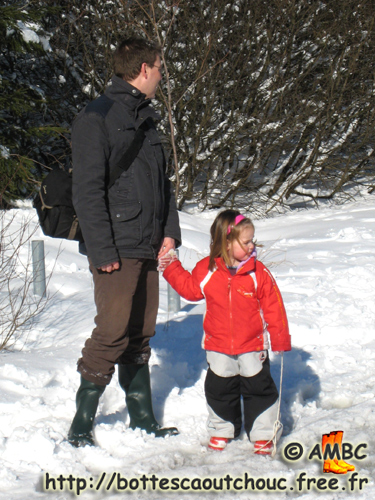 Father & daughter in wellies, Belgium, March 2008. Bottes caoutchouc. Gummistiefel.