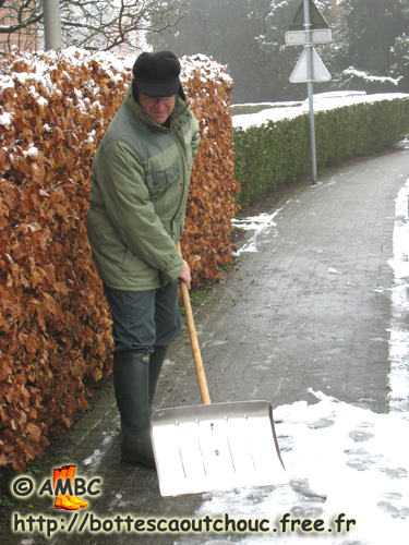 Roger cleaning the snow in Belgium, 2008. Gummistiefel.