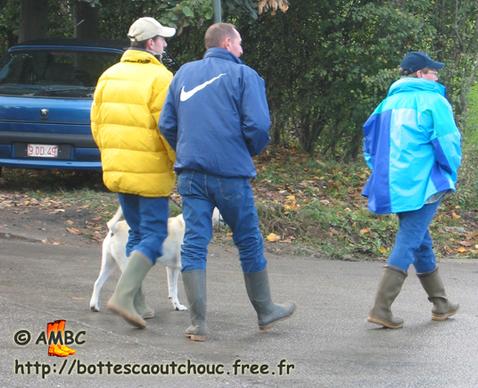 Three Belgian booted friends Soumagne, Belgium, Oct. 2003. Gummistiefel, rubber laarzen, stivali di gomma, bottes caoutchouc.