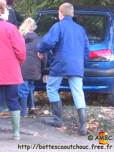 The whole family is wearing rubber boots ;  Soumagne, Belgium, Oct. 2003. Gummistiefel, rubber laarzen, stivali di gomma, bottes caoutchouc.