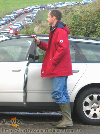 Wearing rubber boots at the car park ;  Soumagne, Belgium, Oct. 2003. Gummistiefel, rubber laarzen, stivali di gomma, bottes caoutchouc.