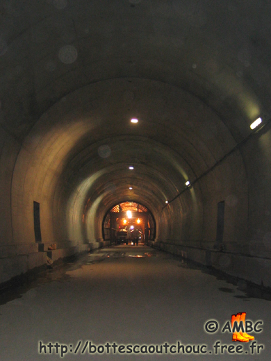 The LGV Tunnel ;  Soumagne, Belgium, Oct. 2003. Gummistiefel, rubber laarzen, stivali di gomma, bottes caoutchouc.