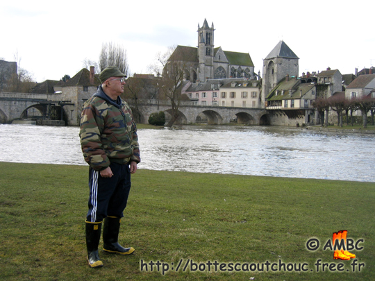 At Moret sur Loing, France, March 2006. Gummistiefel, bottes caoutchouc.