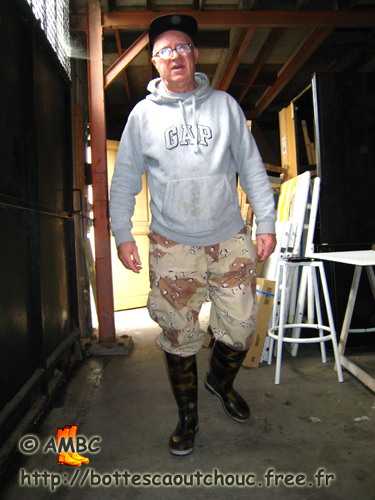 Wearing camo gear at the House of the Rubber Boot, 2008. Gummistiefel, bottes caoutchouc.