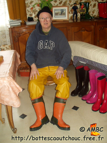 Wearing yellow PVC trousers & orange Forester boots. Gummistiefel, bottes caoutchouc.