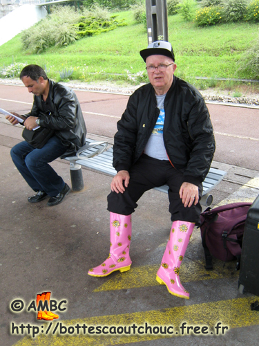 Wearing coloured pattern wellies on the platform, 2008. Gummistiefel, bottes caoutchouc.