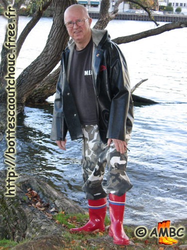 Wearing red wellies at the Seine river. Gummistiefel, bottes caoutchouc.