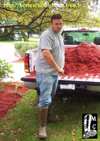 Bill, behind the pick-up. Gummistiefel, bottes caoutchouc, rubber boots.