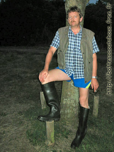 Buck in shorts and half- waders (Netherlands). Gummistiefel, bottes caoutchouc, rubber boots.