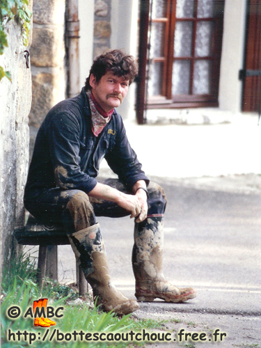 Christian wearing muddy Silverking boots.Gummistiefel, bottes caoutchouc.