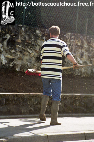 Grass worker, Dammarie Les Lys. 