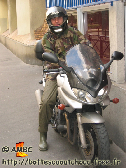 Eric in Paris.  Gummistiefel, bottes caoutchouc.