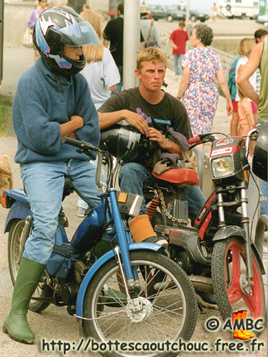 Young bikers in Noirmoutier island, 12 August 1994. Gummistiefel, rubber boots, bottes caoutchouc.