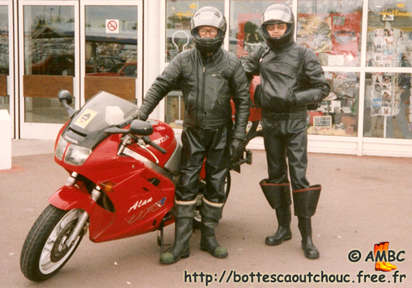 Alan & Pascal, latex intégral, cuissardes & blousons cuir, Villiers en Bière, France, July 1993 .  Gummistiefel, rubber boots, bottes caoutchouc.