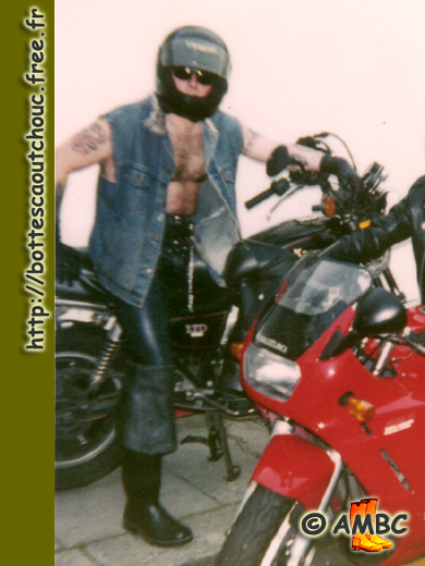 motard latex & cuissardes à Londres, 1995. Gummistiefel, rubber boots, bottes caoutchouc.