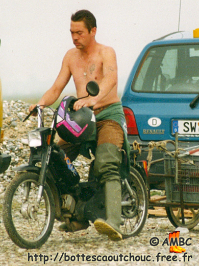 Bare torso and wearing waders in Somme (80), France, August 2000. Gummistiefel, rubber boots, bottes caoutchouc.