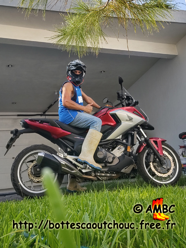 OMAR, MOTARD MEXICAIN; Gummistiefel, rubber boots, bottes caoutchouc. Cliché K VM 2019.