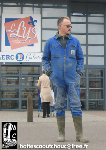 Pascal in Leclerc commercial piazza, 2004.