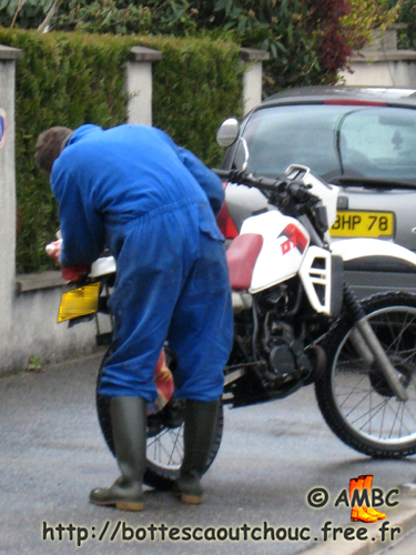Cleaning the motorbike, Le Mée sur Seine, 2008.