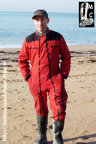 Fabrice in red overalls. Gummistiefel, rubber boots, bottes caoutchouc.