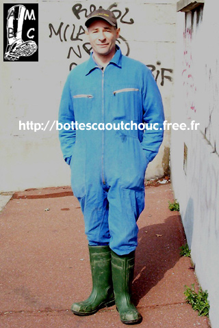 In Blue overalls & boots; Gummistiefel.