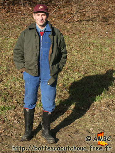 In the country, wearing British wellies. Gummistiefel, bottes caoutchouc.