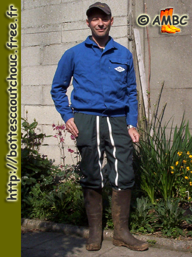 Wearing muddy boots in the garden, France. Gummistiefel, bottes caoutchouc.
