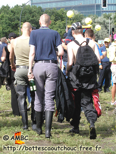 Wearing rubber (hip)boots in Berlin, June 2007.
