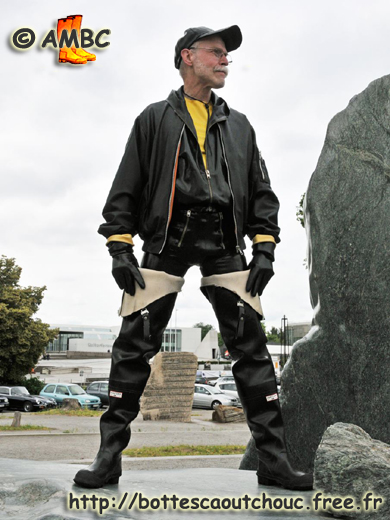 Gummic in black rubber and waders, CSD Berlin, June 2009.