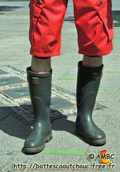 Red shorts & Aigle Parcours wellies. Bottes caoutchouc; Gummistiefel; botas de goma, stivali di gomma. June 2011.
