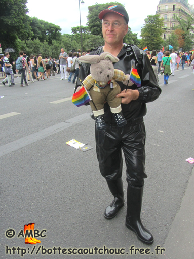 Roger & Barnabé, wearing black rubber. June 2011.