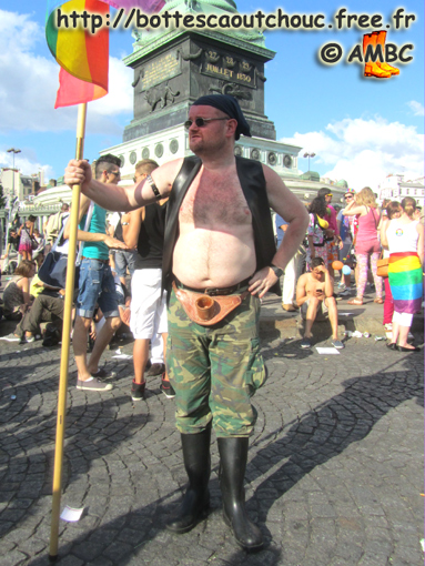 Laurent wearing Nora wellies at "La Bastille", Paris.  Gummistiefel, rubber boots, galochas, botas de goma, stivali de gomma, cizme, gummistövlar, 30 June 2012.
