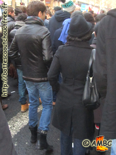 Chic parisien : wearing turned down rubber  boots for the demonstration. Gummistiefel, rubber boots, galochas, botas de goma, stivali de gomma, cizme, rubber laarzen, gummistövlar, January 2013.