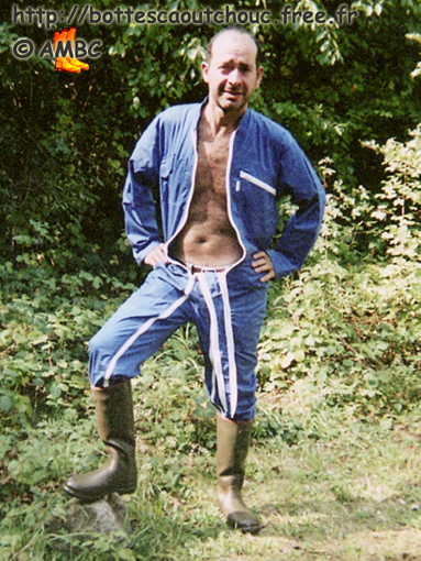 Wearing blue overalls & Bellastic boots; Gummistiefel, bottes caoutchouc, rubber laarzen, gumboots, 2009.
