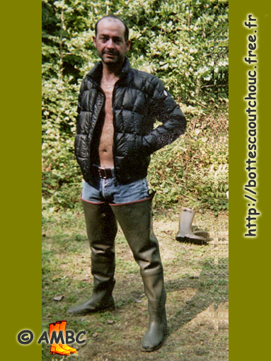 Wearing Aigle waders. Gummistiefel, bottes caoutchouc, rubber laarzen, gumboots, 2009.