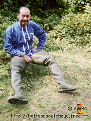 Wearing waders & blue overalls. Gummistiefel, bottes caoutchouc, rubber laarzen, gumboots, 2009.