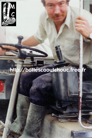 At the wheel. Gummistiefel, bottes caoutchouc, rubber boots.