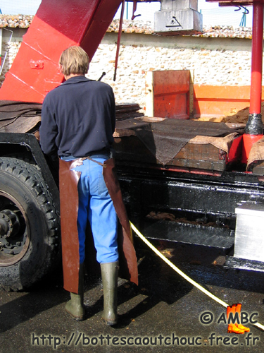 Apple work in Brie, France, 2006. Bottes caoutchouc.
