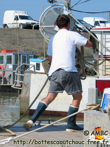 Shorts & wellies on board, France. Bottes caoutchouc. Gummistiefel.
