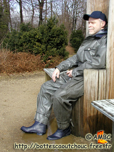 A stroll in NBC gear; Gummistiefel, gumboots, rubber laarzen, botas de hule, 2009.