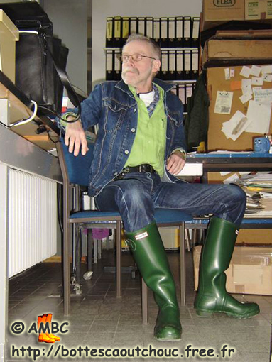 Michael wears green Hunter boots in his job. Gummistiefel, gumboots, rubber laarzen, botas de hule, 2009.