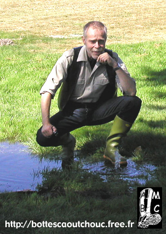 Wearing Superga boots, in the water. Gummistiefel.
